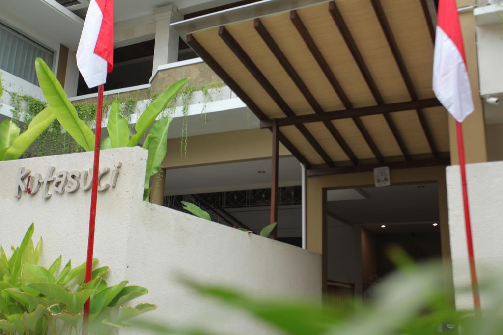 Kuta Suci Guesthouse ภายนอก รูปภาพ